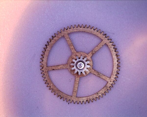 OMEGA 470-1437 Driving gear for ratchet wheel.